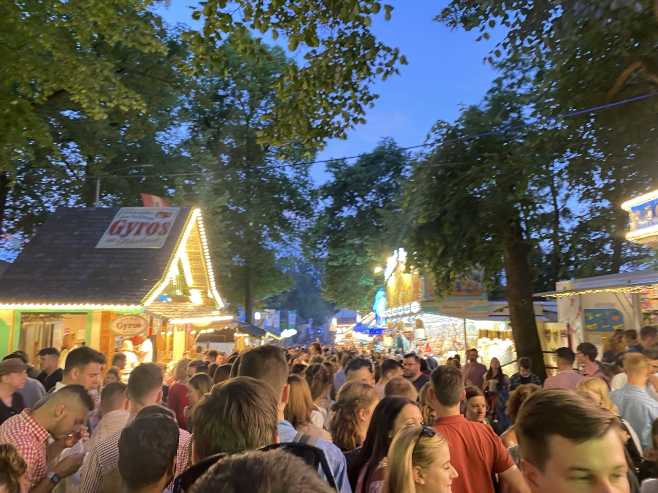 Menschen und Stimmung auf der Erlanger Bergkirchweih