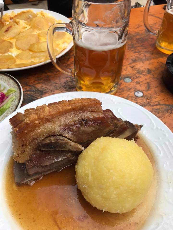 Fränkisches Schäufele als Essen bei einer Bierwanderung