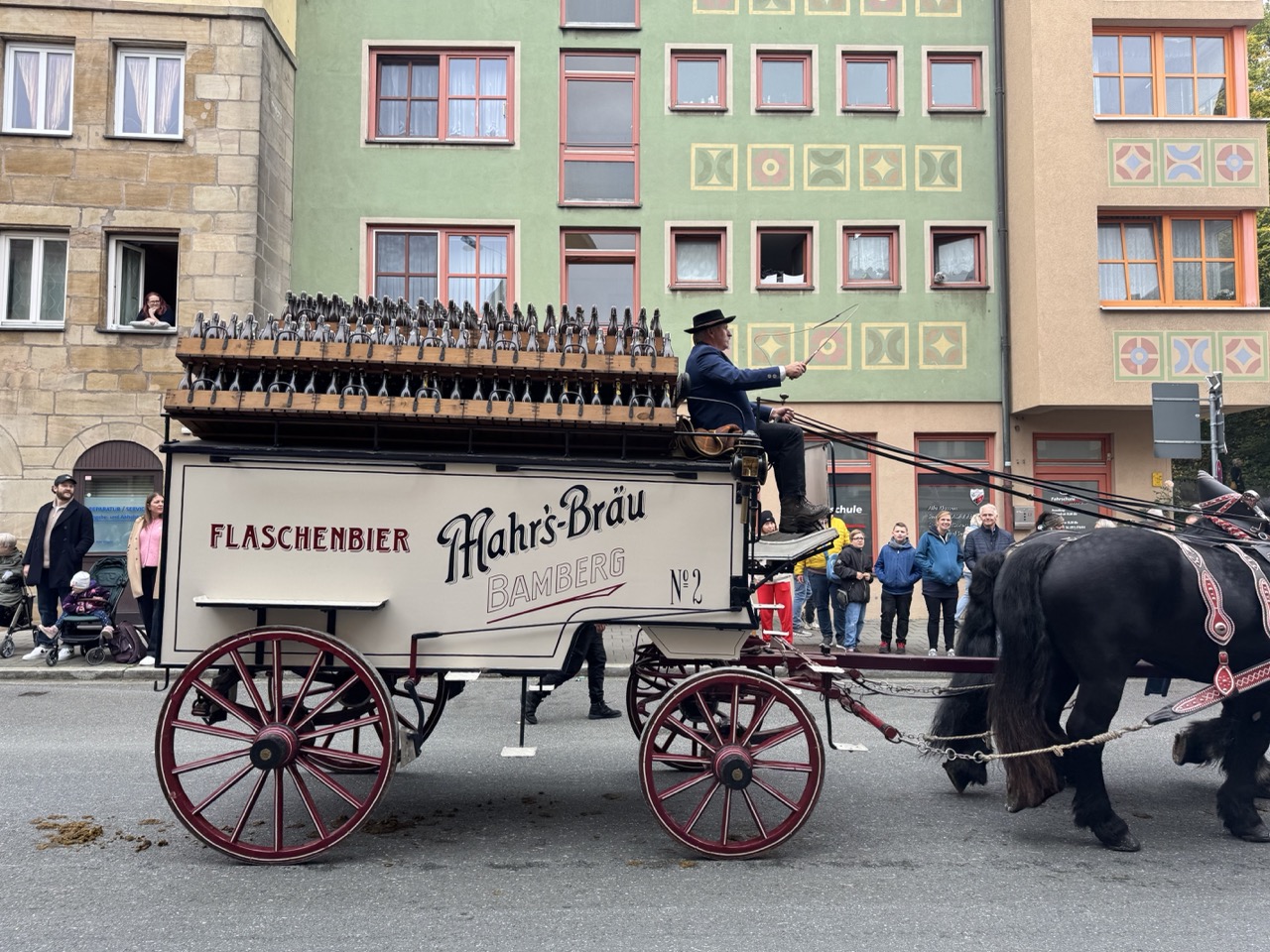 Fürth Michaeliskirchweih with parade and street-festival atmosphere