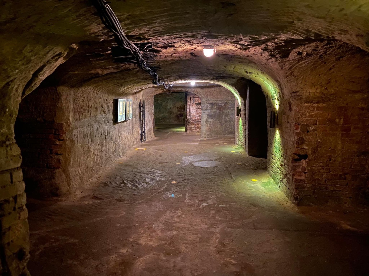 Keller oder Innenbereich der Hausbrauerei Altstadthof