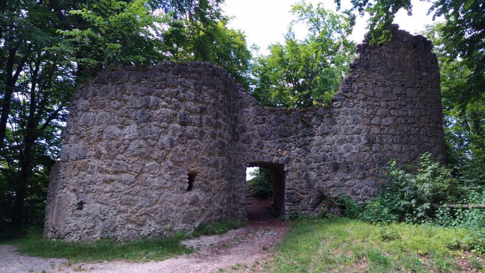 Castle ruin or rocky landscape near Pottenstein