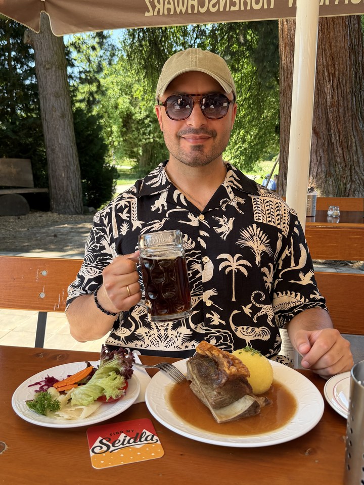 Luis Godoy Alvarez mit einem Seidla und fränkischem Schäufele im Biergarten