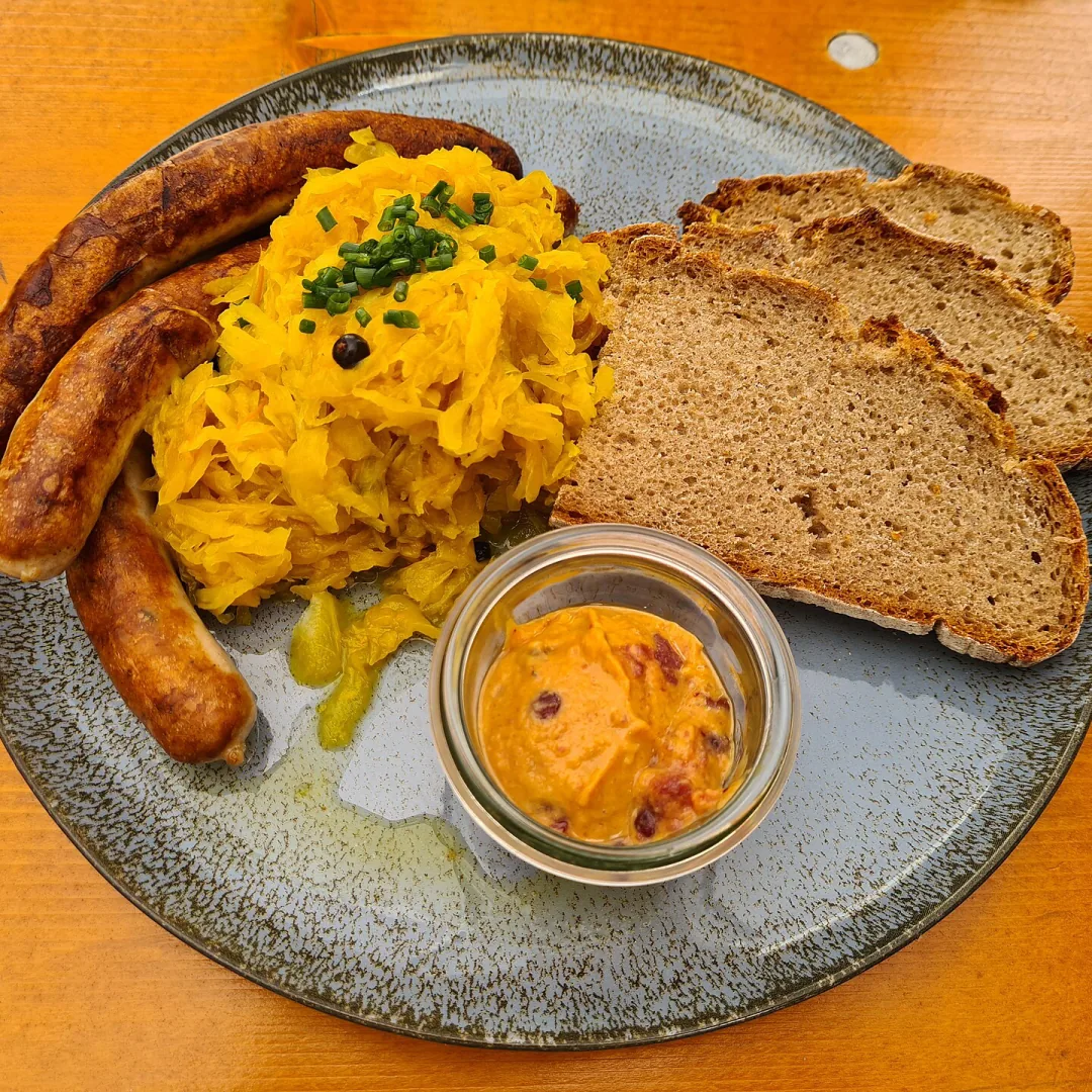 Bamberger Bratwürste with kraut and bread