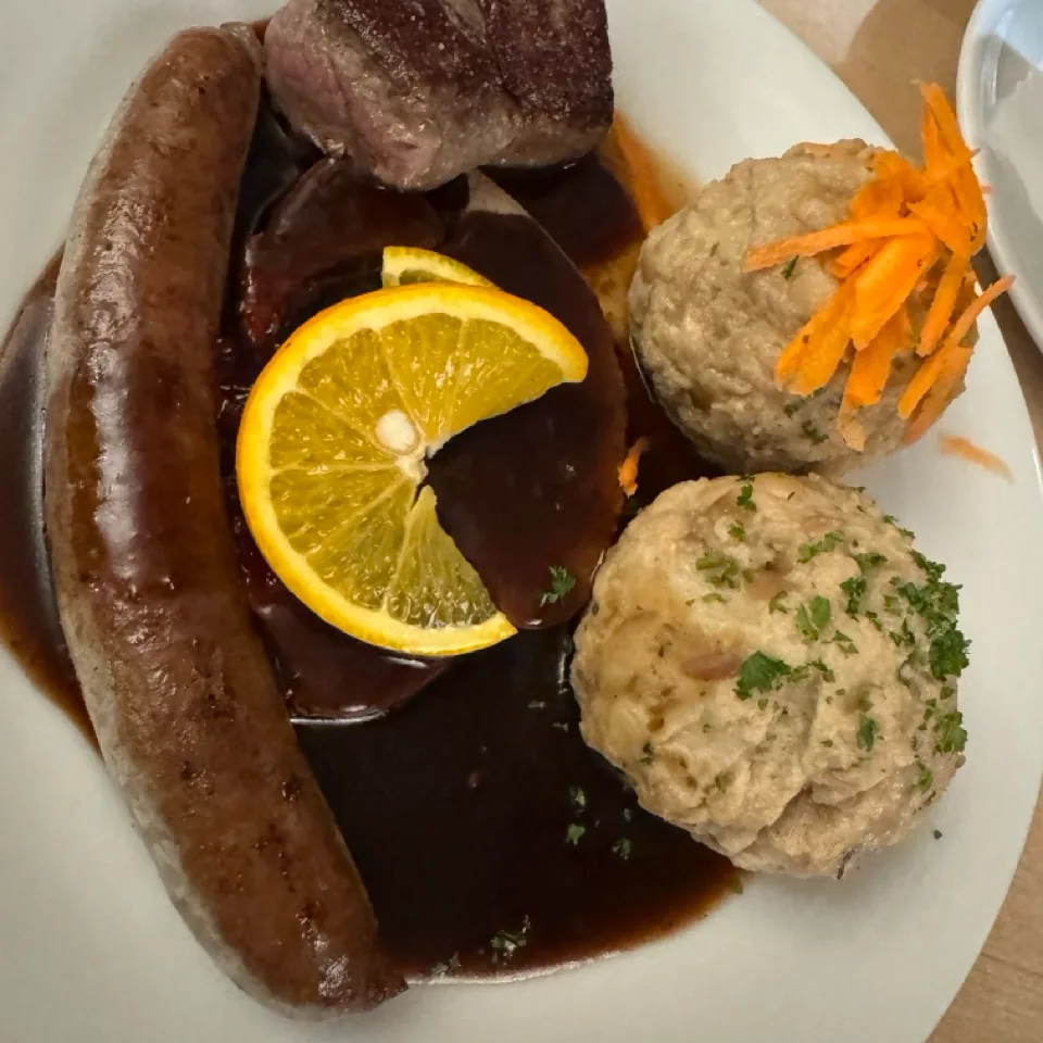 Roast and bratwurst with bread dumplings