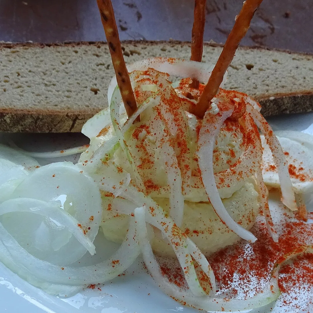 Gerupfter with onions and bread