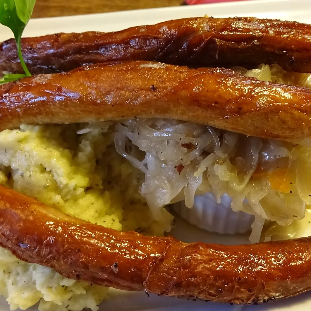 Hofer Bratwürste with kraut