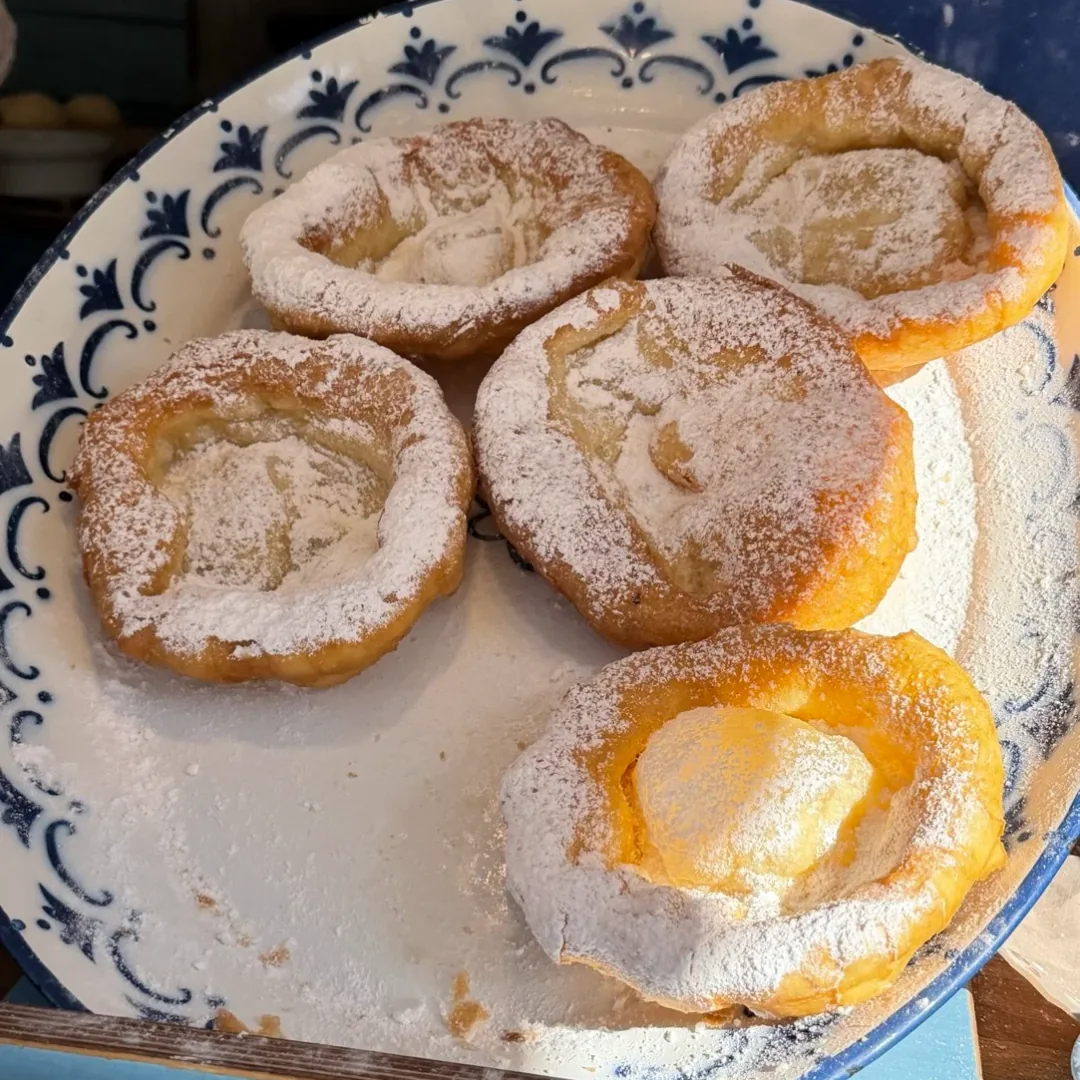 Küchla with icing sugar