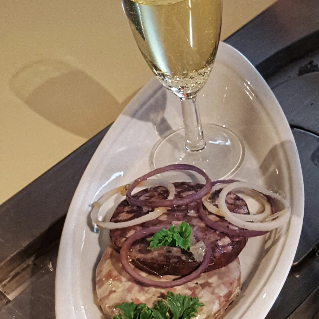 Pressack with red onions