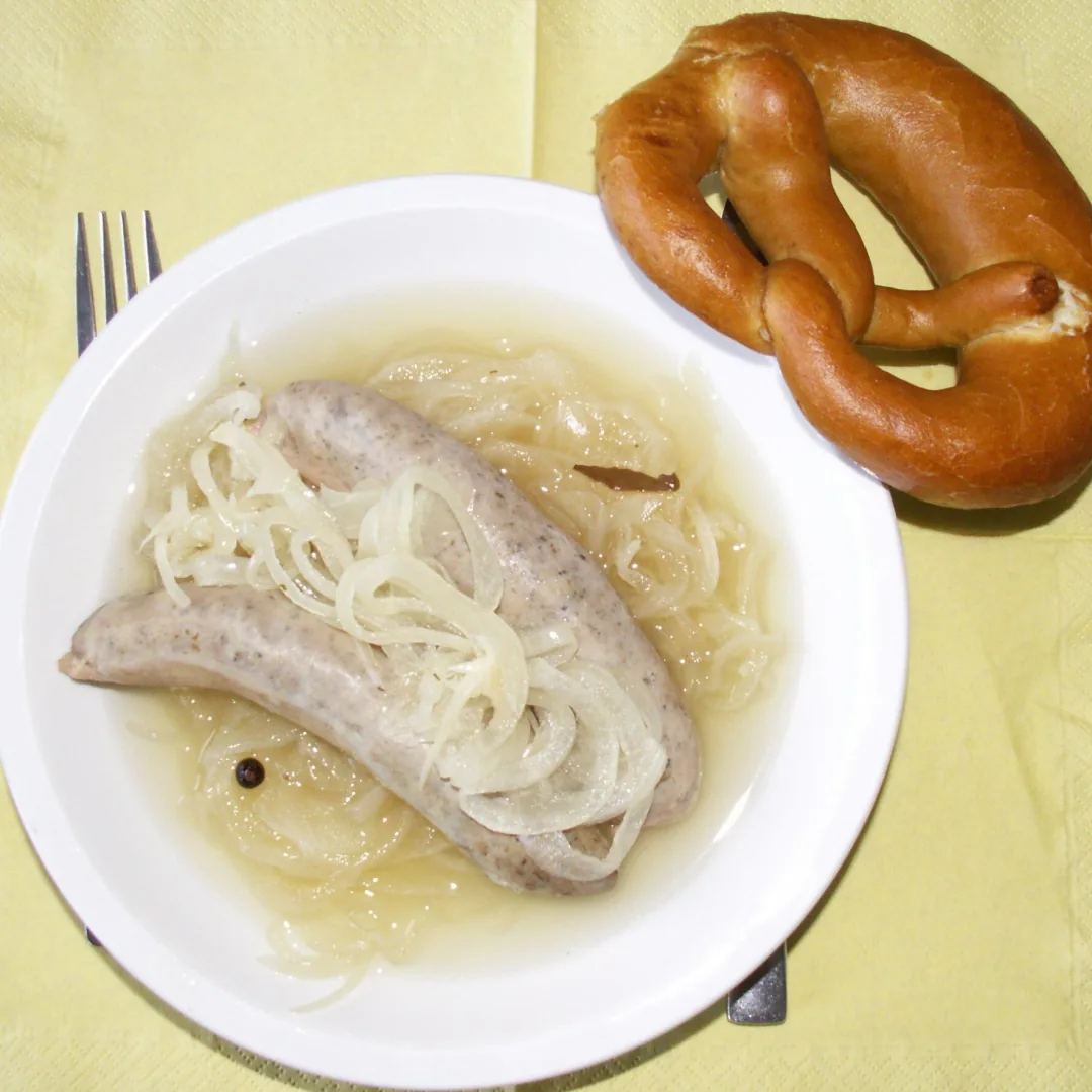 Saure Zipfel with onions and a pretzel